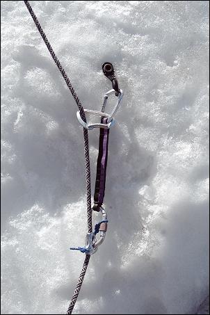 Con una cordata a due, composta da alpinisti di buone capacità e di pari livello, che si muove su un pendio di neve o ghiaccio facile e che dispone di 2 bloccanti si propone la seguente progressione:
