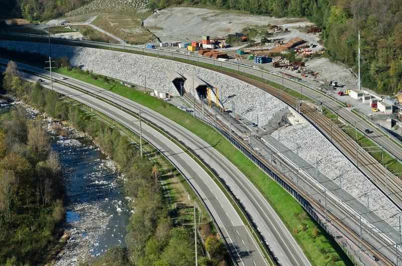 Dipartimento federale dell ambiente, dei trasporti, dell energia e delle comunicazioni DATEC UFT Centro di competenza per i dati sul traffico merci Traffico merci transalpino in Svizzera