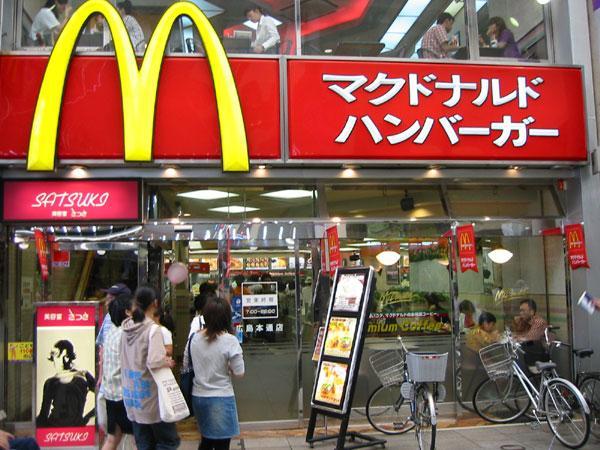 McDonald's alle prese con la concorrenza delle altre catene alimentari l volume delle vendite e la base clienti di McDonald continuano a calare nonostante l'arrivo di un nuovo presidente.
