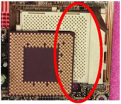 Aggiungere uno strato uniforme di colla per dissipatore di calore fra la CPU ed il dissipatore di calore. 4.