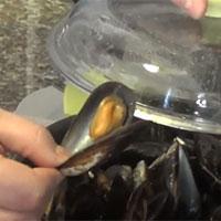 Mettete le cozze in una pentola insieme ad uno spicchio d