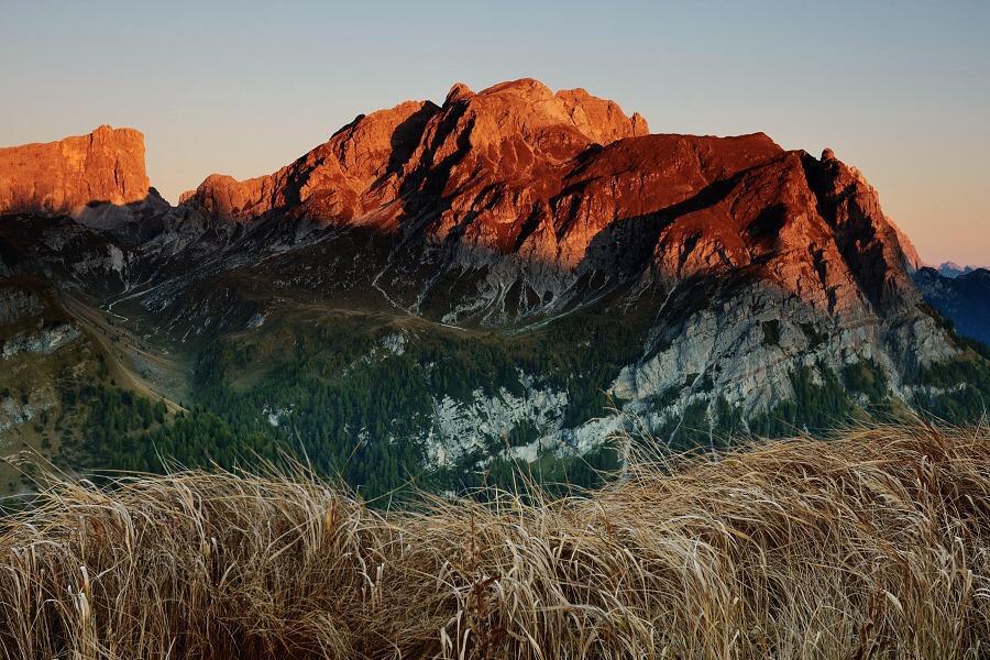 11.9.2014 DOLOMITY vertical 2014 Obr. 2 Zľava: Ra Gusela (2595 m n.m.), Nuvolau (2575 m n.m.) a Averau (2649 m n.