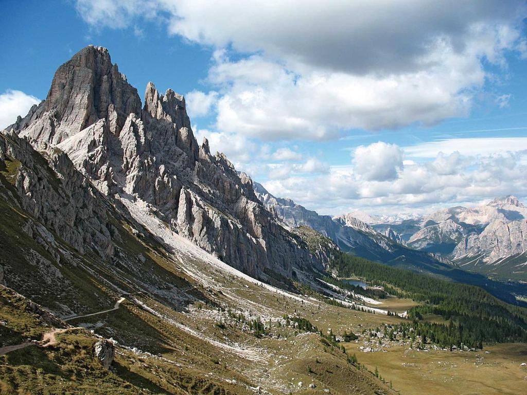 14.9.2014 DOLOMITY vertical 2014 Masív Croda da Lago-klasika medzi túrami v dolomitickej idyle Oblasť: Dolomity, horská skupina Croda da Lago Najvyšší bod (vrchol) trasy: Forcella de Formin (2462 m n.