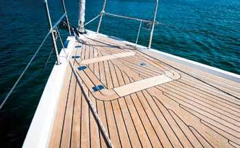 The mainsail winches, located close to the steering wheels are easy turntable by the helmsman.