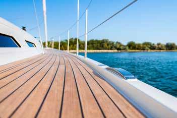 First of all, the entire deck is free of ropes, which appear only in the proximity of the six winches. The mainsail cart runs beneath the floor of the cockpit.