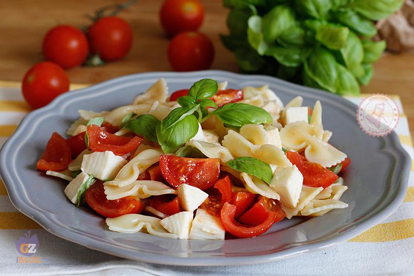 PASTA ALLA CRUDAIOLA 160 grammi pasta 150 grammi pomodorini ciliegia 100 grammi mozzarella 5 foglie di basilico fresco olio extravergine di oliva sale Mettete a bollire una pentola di acqua salata.