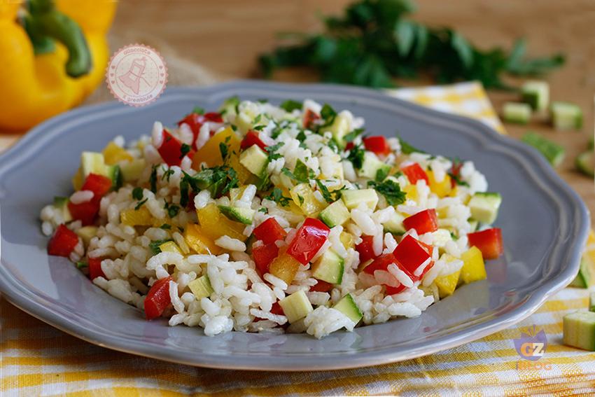 INSALATA RISO E VERDURE 350 grammi riso per insalate 2 zucchine 1 peperone giallo 1 peperone rosso prezzemolo tritato 1 limone sale olio extravergine di oliva Fate bollire abbondante acqua salata e