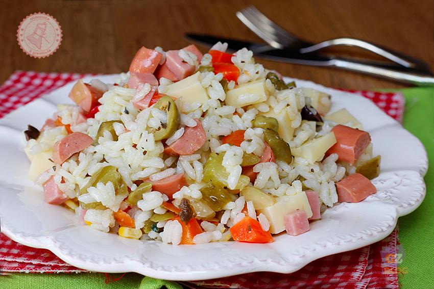 INSALATA DI RISO 200 grammi di riso riso parboiled 1 scatoletta di tonno sott olio 100 grammi di prosciutto cotto a cubetti 100 grammi di piselli 1 carota tagliata a cubetti piccoli 100 gr mais dolce