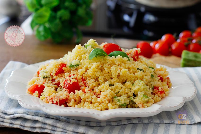 INSALATA DI COUS COUS 200 grammi di cous cous 250 ml di acqua 10 pomodorini ciliegia 3 zucchine 1 mazzetto basilico olio extravergine di oliva sale Fate bollire in acqua salata le zucchine tagliate a