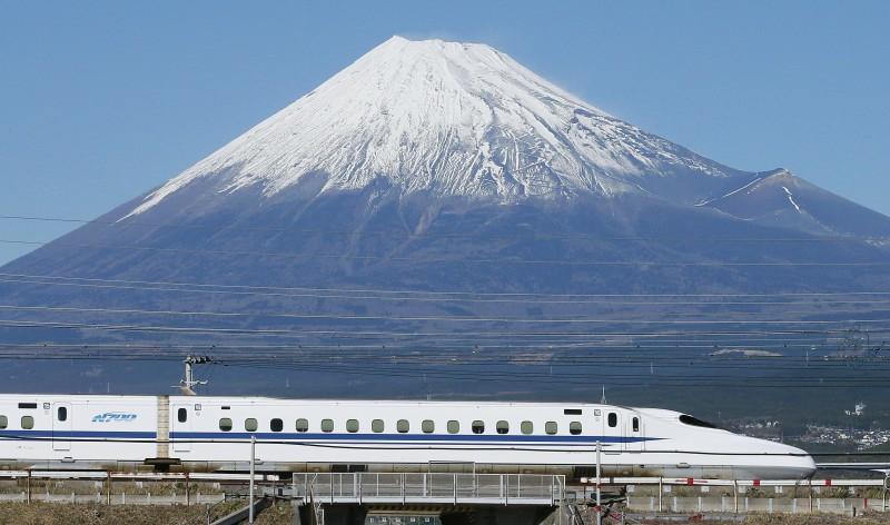 Tokyo è stata definita in molti modi: poliedrica, metropoli, megalopoli.. ma niente potrà preparare i nostri sposi a ciò che si troveranno davanti.