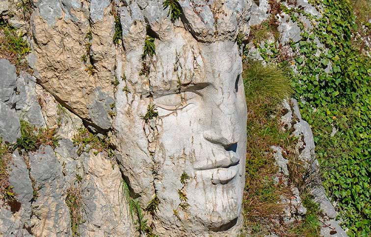 La prima di queste grandi opere si trova a Cervara di Roma e si chiama La scalinata della Pace : uno scenografico percorso tra totem,