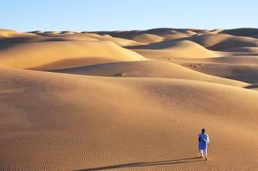 Sistemazione del campo tendato di fronte alle magnifiche DUNE DI AOUJA, di sicuro uno dei siti desertici più impressionanti di tutta la Mauritania.