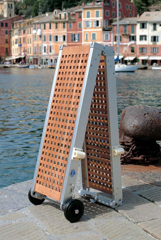 MNUL OLING MOELS Two element folding manual gangway: made of anodized light alloy, nature teak grating walking surface, extractable