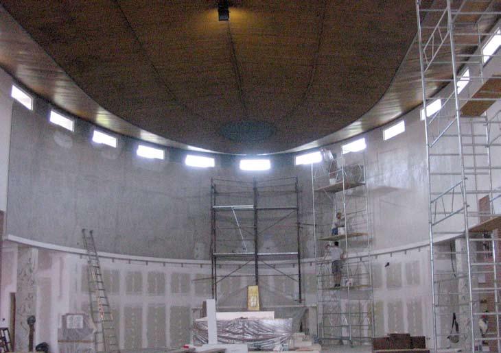 Realizzazione dell impianto radiante a parete all interno della chiesa La chiesa di Santa Maria Regina, su disegno dell architetto Marcello Zamarchi, è