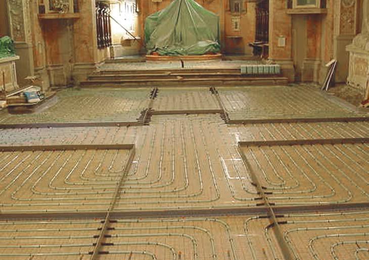 Particolare dell impianto radiante in fase di realizzazione La chiesa parrocchiale di Ossimo Superiore, risalente al sec.