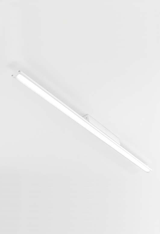 MARTINA Désian R&D Lampada a LED da soffitto a diffusione. Corpo in alluminio verniciato con possibilità elementi di diversi colori secondo palette RAL. Illuminazione inferiore.