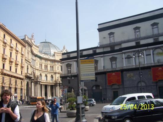 palačo Palazzo Reale. Na trgu se vedno kaj dogaja.