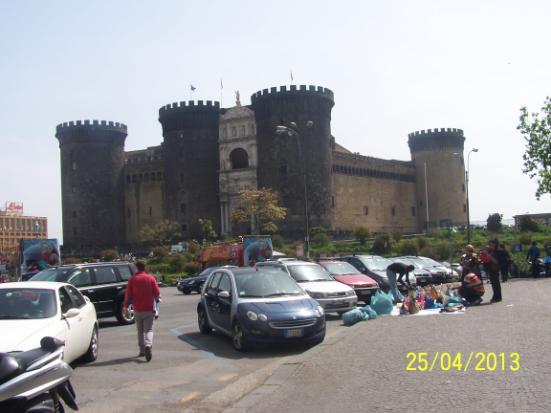 Na grad Castelo San t Elmo nad tem predelom Neaplja nisva hodila.