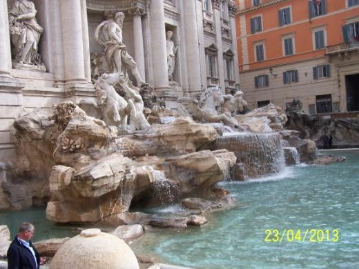Mogočen kolos spomenik prvemu kralju Italije Vittorio Emanuele II, imenovan tudi kar Vittoriano, s