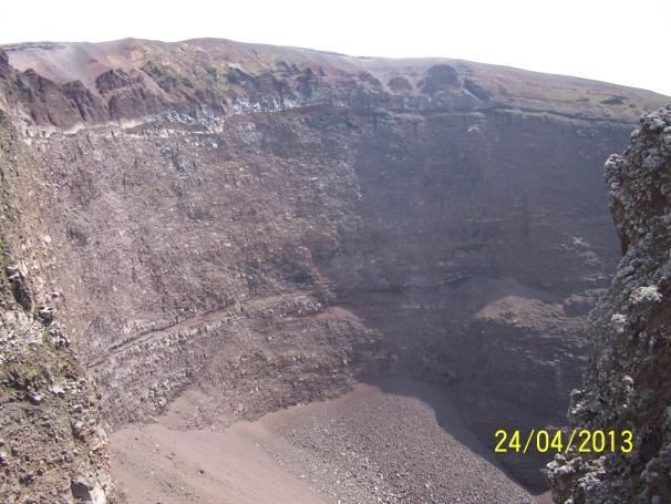 Približno dvajset minut dobrega peš vzpona po gramoznati, sicer urejeni poti, naju je ločilo od spoštovanja vrednega pogleda na ogromen krater ognjenika Vezuv.