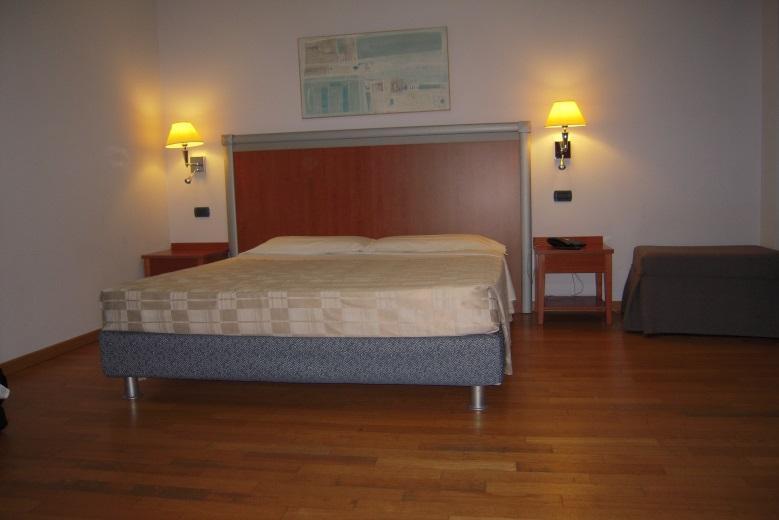 CAMERE E SERVIZI IN CAMERA Il West Florence hotel dispone di 1 suite, 2 camere quadruple, 3 camere triple, 9 camere singole e 30 doppie, di cui 4 camere attrezzate per gli