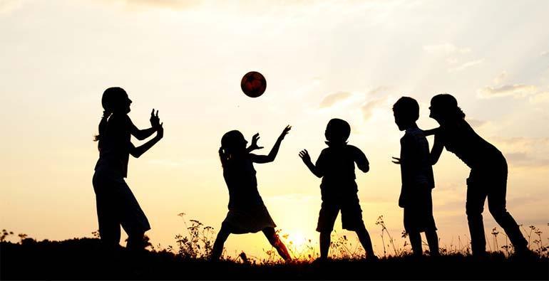 Le squadre Le squadre, composte da circa 15 bambini, disporranno ciascuna di un educatore che sarà il punto di riferimento durante la permanenza al Centro.