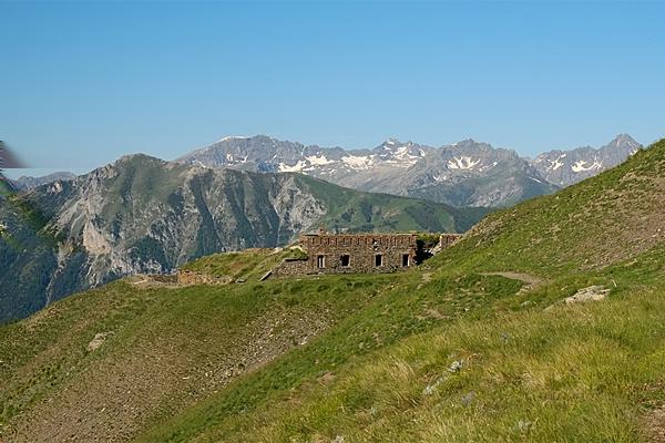 I Forti del Colle di Tenda Chiunque raggiunge il Colle di Tenda, il valico alpino posto a 1870 mt che separa le Alpi Liguri dalle Alpi Marittime, non può che rimaner colpito dal panorama che spazia