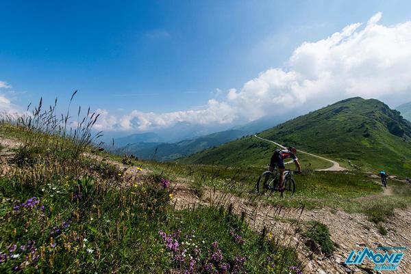 PERCORSO CENTRALE 1 ANELLO DEL FORTE Dal Colle di Tenda, nei pressi dello chalet ristorante Le Marmotte, si tralascia la diramazione di sinistra per proseguire sulla strada sterrata, incontrando