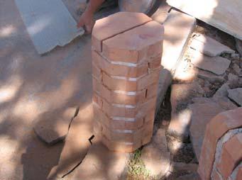 I pilastrini di muratura sono stati realizzati utilizzando mattoni pieni non sabbiati delle dimensioni di 245x120x55 mm e malta bastarda realizzando giunti verticali ed orizzontali dello spessore di