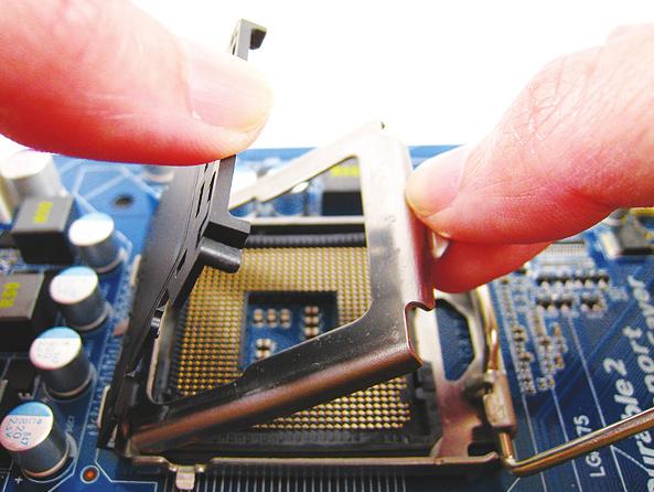 socket CPU rimettendola nella sua posizione di blocco.