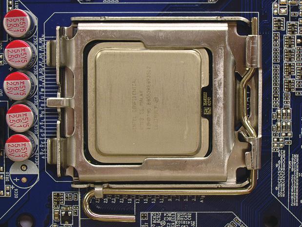 Allineare la marcatura Pin UNO della CPU (triangolo) con l angolo Pin UNO del socket CPU (oppure allineate le