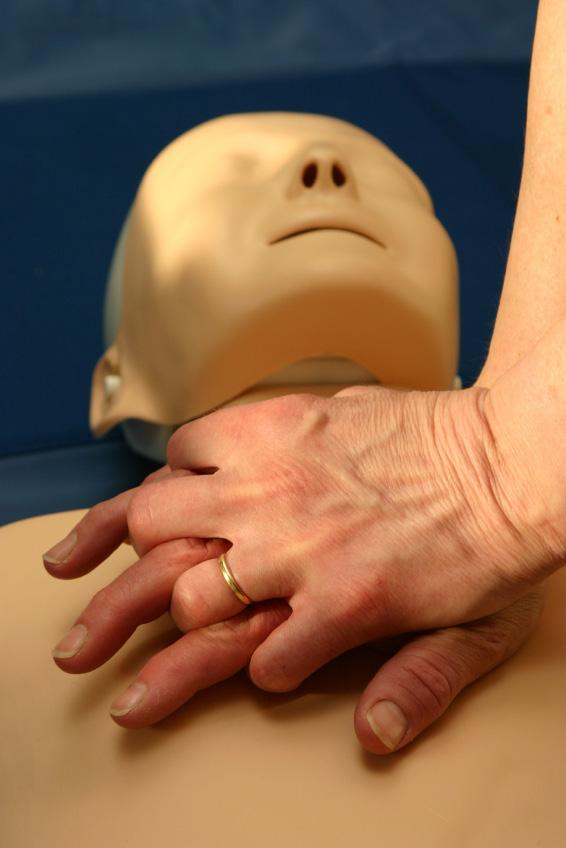 CORSO ESECUTORE BLSDa Basic Life Support and Defibrillation Durata del corso: 5 ore Contenuti: Riconoscimento precoce dell arresto cardiaco. Valutazione dello stato di coscienza.