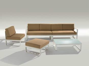 set amalffi Coordinato composto da un tavolo e due panche con struttura in alluminio verniciato effetto inox look e piano in techno-wood color legno.