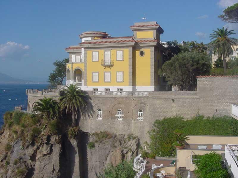 L'economia di Sant'Agnello si fonda innanzitutto sul turismo, grazie a moderne strutture alberghiere e balneari di grande richiamo per i visitatori.