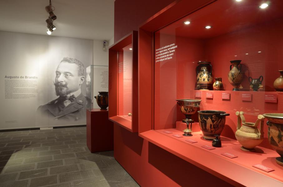 .. La collezione comprende oltre 400 tra vasi e altri reperti in terracotta