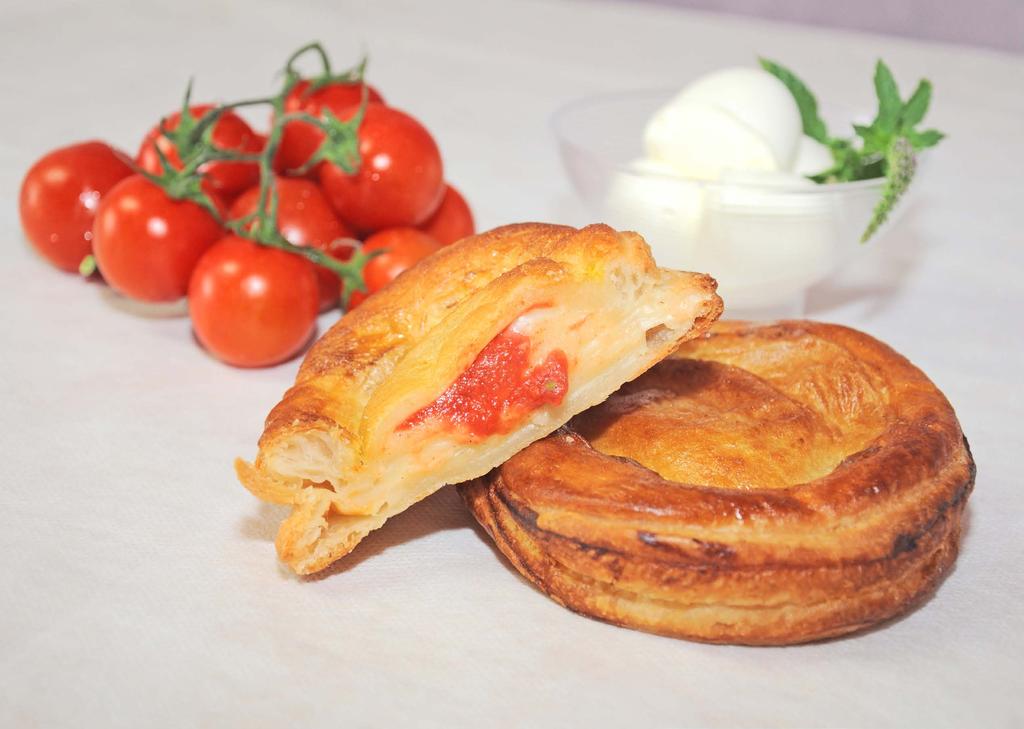 (Rustico Leccese) Snack salato, tipico salentino composto da due dischi di pasta sfoglia di circa 10 cm di diametro ai quali si unisce un ripieno di besciamella, mozzarella, pomodoro e sovente pepe e