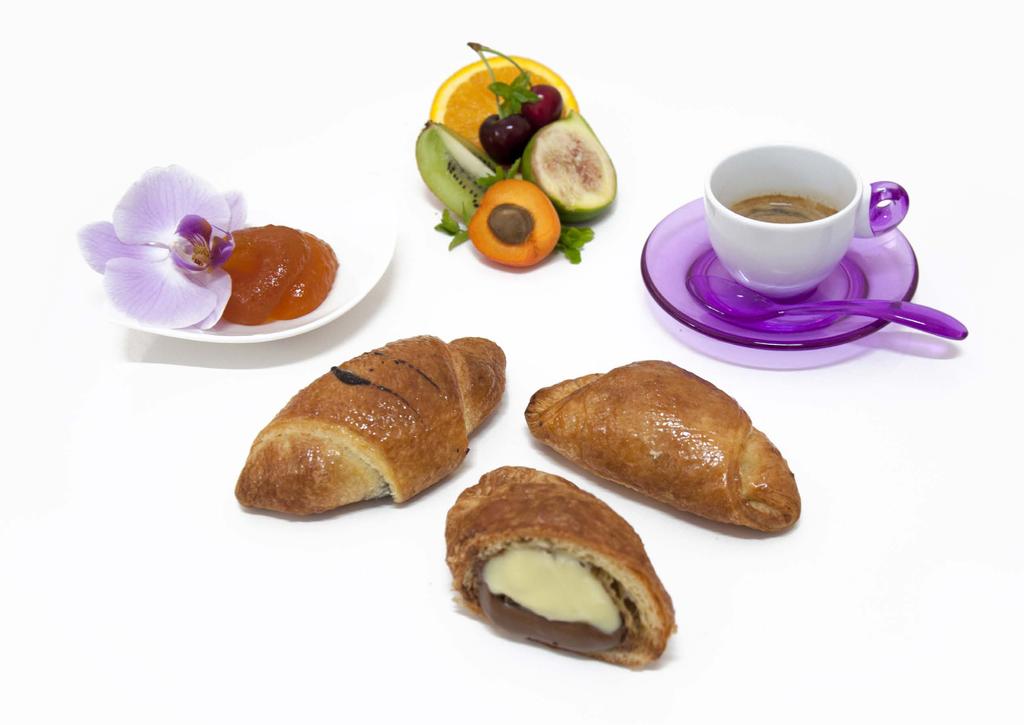 (Cornetto2Mini) Niente di meglio per accompagnare il veloce caffè della mattina. Un mini croissant per una colazione leggera e golosa.