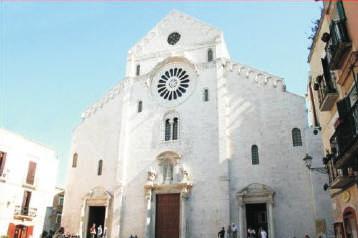 Le strette ed acciottolate strade e piazze della Città Vecchia sono una delizia da esplorare, in particolare Via Venezia che, passando dal Fortino di Sant Antonio, conduce al Monastero di Santa