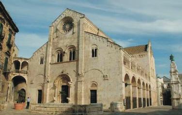 ebraico; dopo pranzo si proseguirà verso Ruvo di Puglia per visitare la famosa Cattedrale (foto 3), il Castello