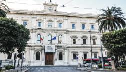 Continuare su via Argiro, svoltare a destra in via Dante Alighieri e percorrere la strada fino all incrocio con Corso Cavour.