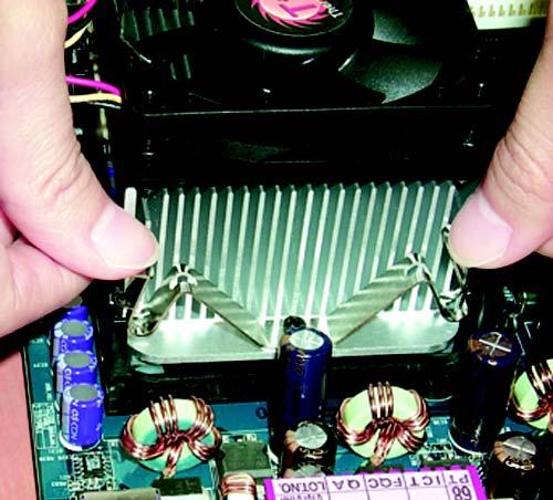 Si raccomanda di applicare il nastro termico per fornire una migliore conduzione del calore tra la CPU ed il dispersore di calore.