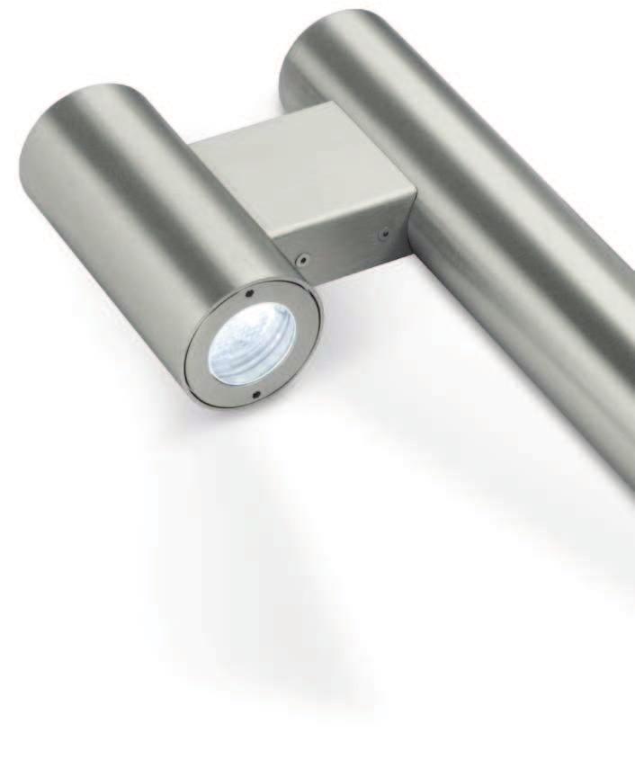 STRIKER Apparecchio illuminante da paletto realizzato in acciaio inox AISI 316L. Diffusore in vetro temperato extra-chiaro trasparente. Guarnizioni O-ring in gomma per una perfetta tenuta stagna.