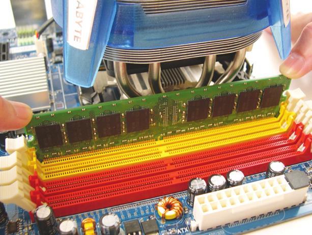 Assicurarsi di installare moduli DDR2 DIMM su questa scheda madre.