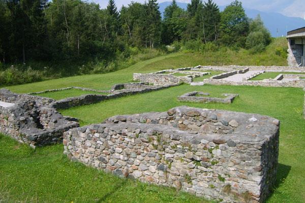 Brunico è il capoluogo della Val Pusteria, città d arte che di recente ha celebrato il cinquecentenario della morte del suo cittadino più illustre, il pittore Michael Pacher.