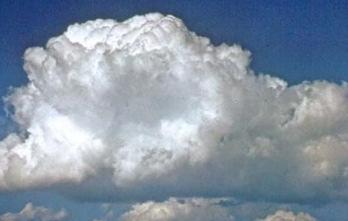 cumuli cumuli sono una massa isolata di una nube bianca simile a "panna montata", che non lascia filtrare la luce solare.