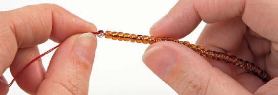 Perline più piccole: Aggiungendo una perlina più piccola su ciascun lato di quella più grande, avrete la certezza che i nodi restino al loro posto e non scivolino all interno dei fori.