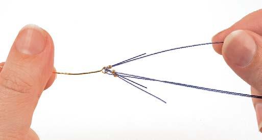 È possibile utilizzare cordini e nastri basta inserire i fili nel capocorda, infilare le perline, annodare i fili e