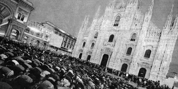 Gli Alpini e l attualità DUE PIAZZE A CONFRONTO Sabato 3 gennaio un migliaio di isla mi ci sfi la per le vie di Mi - la no per pro te sta re con tro il dram ma ti co in ter ven to isra e - lia no a