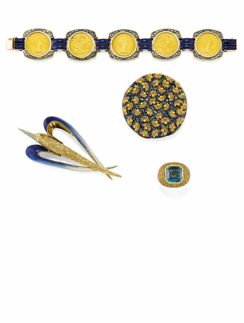 393 394 395 396 393 BRACCIALE CON STERLINE in oro giallo con moduli di forma geometrica in arabeschi centrati da cinque sterline, legati da cavallotti in smalto blu.