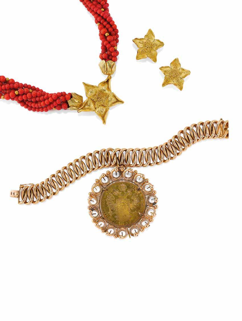318 319 318 DEMI-PARURE IN ORO E CORALLI formata da un paio di orecchini a clip e da una collana a sette fili in sfere di corallo rosso con intercalari in oro giallo.